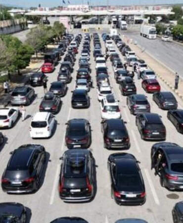 Türkiye’den Avrupa’ya Dönüş Başladı! Kapıkule’de Kilometrelerce Kuyruk Oluştu
