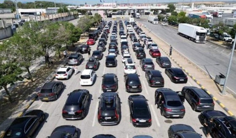 Türkiye’den Avrupa’ya Dönüş Başladı! Kapıkule’de Kilometrelerce Kuyruk Oluştu