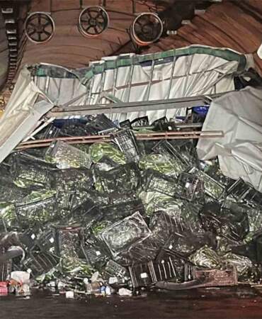 Kuzey Marmara Otoyolu’nda sebze yüklü tır devrildi, uzun araç kuyrukları oluştu