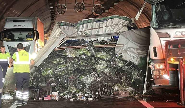 Kuzey Marmara Otoyolu’nda sebze yüklü tır devrildi, uzun araç kuyrukları oluştu