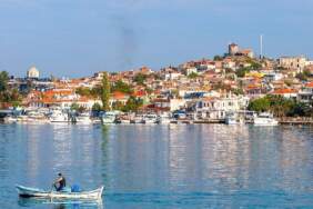 ‘Daha önce neden gelmemişim’ diyeceksiniz! Türkiye’de Santorini havası estiriyor: Tarihi evleri ve mavi sularıyla büyülüyor
