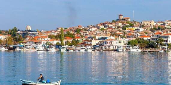 ‘Daha önce neden gelmemişim’ diyeceksiniz! Türkiye’de Santorini havası estiriyor: Tarihi evleri ve mavi sularıyla büyülüyor