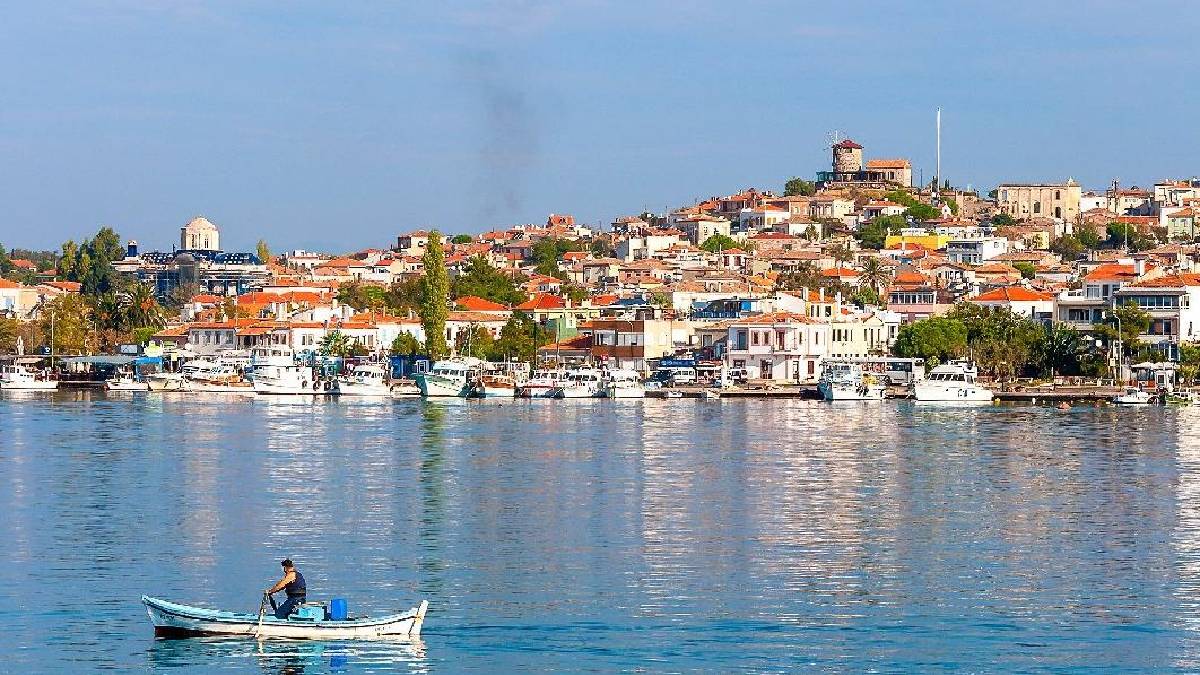 ‘Daha önce neden gelmemişim’ diyeceksiniz! Türkiye’de Santorini havası estiriyor: Tarihi evleri ve mavi sularıyla büyülüyor