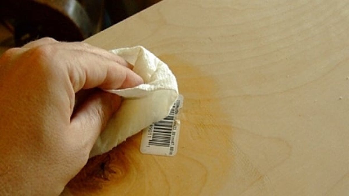 Sinir bozan etiket izlerine son: O yapışkan kalıntıyı 1 dakikada söken yöntem!