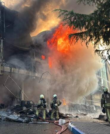 İSTOÇ’ta iş yerinde yangın: 17 iş yeri zarar gördü