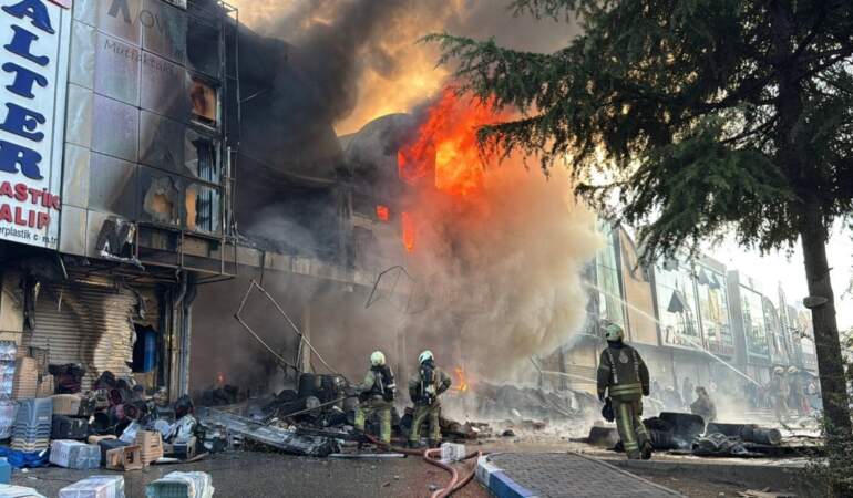 İSTOÇ’ta iş yerinde yangın: 17 iş yeri zarar gördü