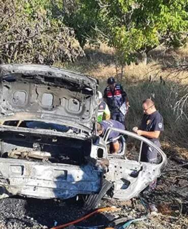 Manisa’da iki otomobil çarpıştı, araçlardan biri alev aldı