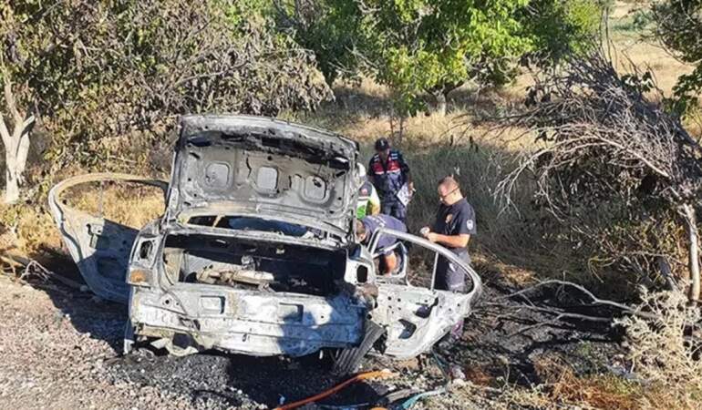 Manisa’da iki otomobil çarpıştı, araçlardan biri alev aldı