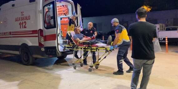 Genç kızlara rahatsızlık verdiği öne sürülen 1 kişi 3 kişi tarafından bıçaklandı