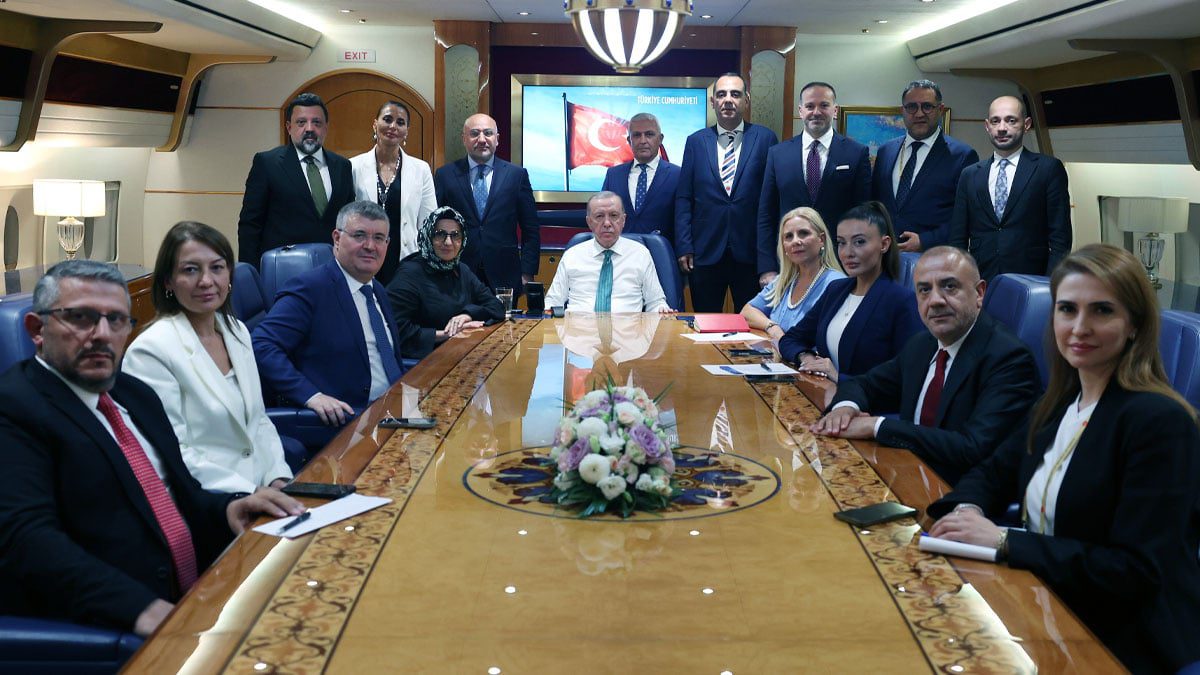 Erdoğan: 100 yıllık partiyi hırsızlık çetesinin fedaisi yaptılar