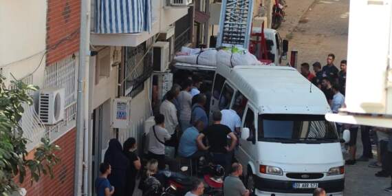 Tüp mide ameliyatı sonrası hayatını kaybetti: 310 kilo ağırlığındaki kişinin cenazesi eşya taşıma asansörüyle evinden çıkarıldı