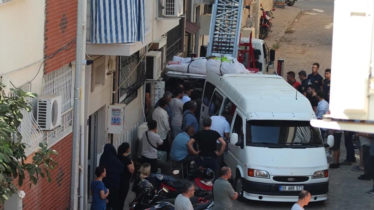 Tüp mide ameliyatı sonrası hayatını kaybetti: 310 kilo ağırlığındaki kişinin cenazesi eşya taşıma asansörüyle evinden çıkarıldı