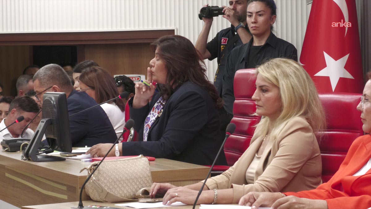 CHP ret oyu verdi, Çerçioğlu belediye meclisi toplantısını erteledi