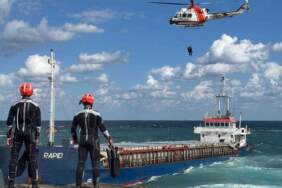 Kocaeli’de kuru yük gemisi karaya oturdu! Mürettebat helikopterle kurtarıldı