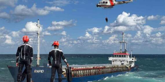 Kocaeli’de kuru yük gemisi karaya oturdu! Mürettebat helikopterle kurtarıldı