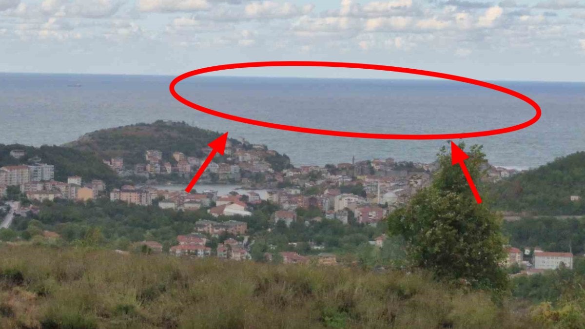 Amasra’da şaşırtan görüntü! Fırtına ve sağanak sonrası deniz renkten renge büründü