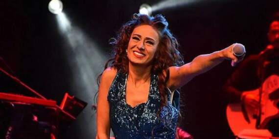 Hayranının hediyesiyle sahneye çıktı, neye uğradığını şaşırdı! Yıldız Tilbe’nin zor anları: Konserine ara verdi…