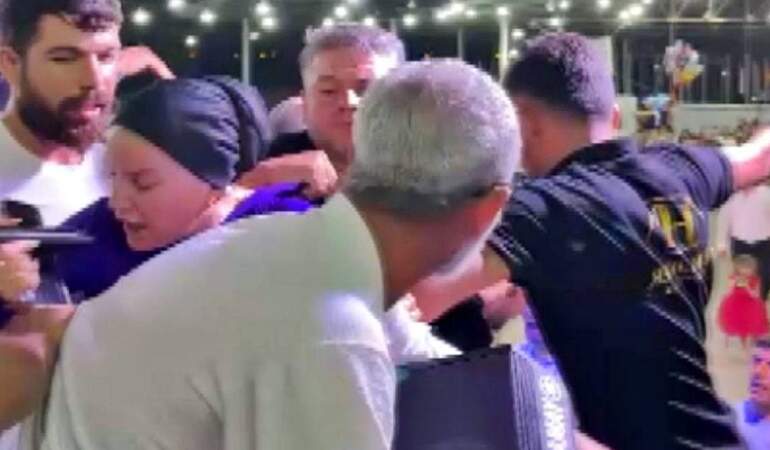 Karşısında şarkı söylemeyi reddeden şarkıcının boğazına yapıştı!