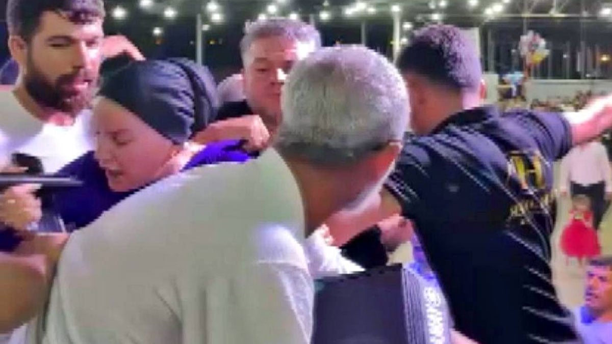 Karşısında şarkı söylemeyi reddeden şarkıcının boğazına yapıştı!