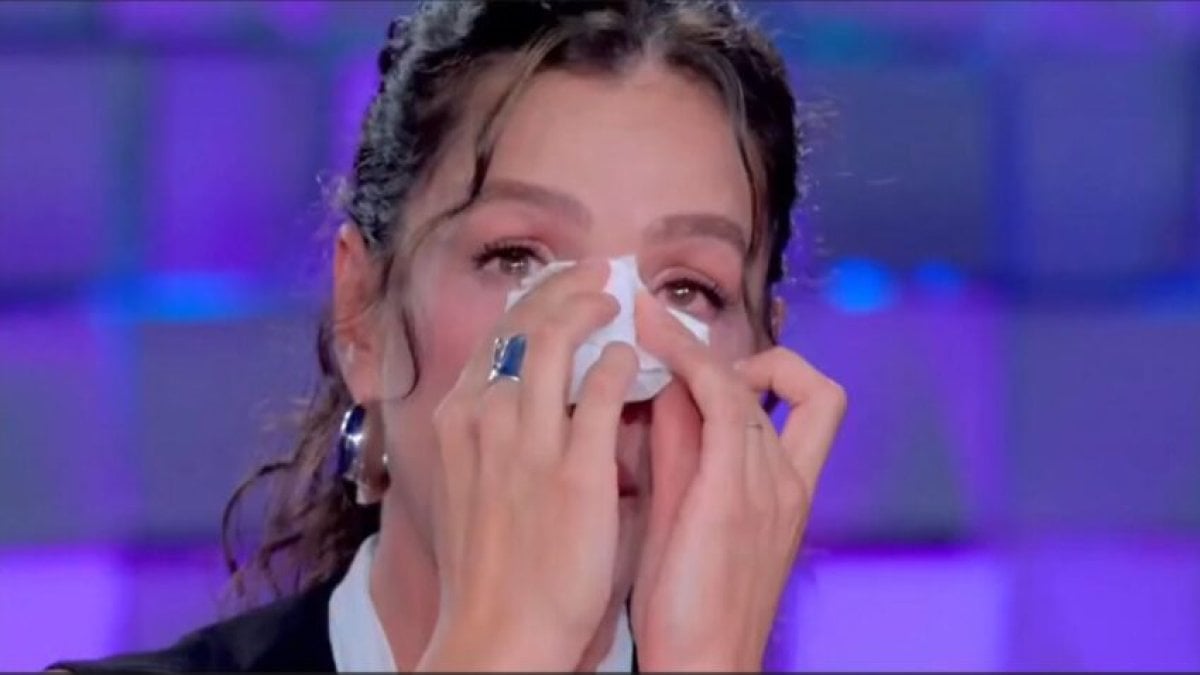 Özge Özpirinçci İtalya’da gözyaşlarına boğuldu: Katıldığı programda kaybettiği babasını anınca stüdyoda duygusal anlar yaşandı