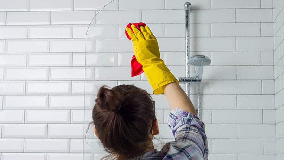 İnatçı lekeler sizin inadınızı kıramayacak! Banyoda bir tane bile kalmayacak: Hemen bu yöntemi deneyin