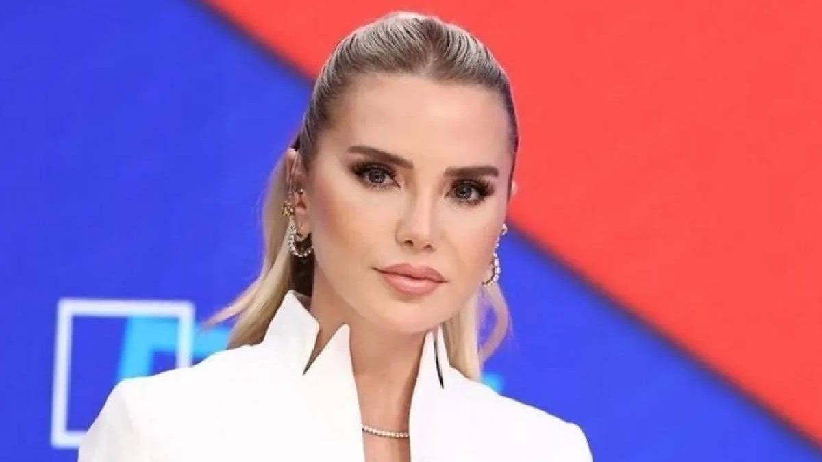 Ece Erken’in canlı yayın krizi: Filtresiz yüzü ortalığı salladı!