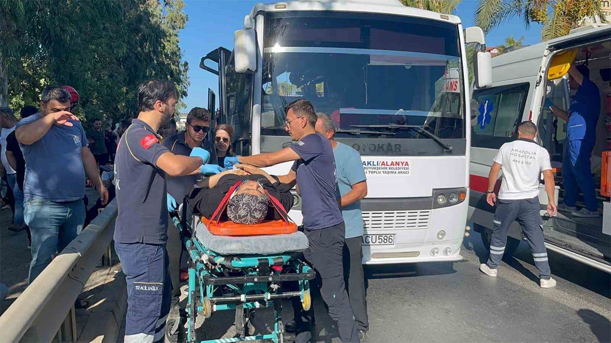 Alanya’da feci kaza! Tur otobüsüyle yolcu midibüsü çarpıştı: Çok sayıda yaralı var