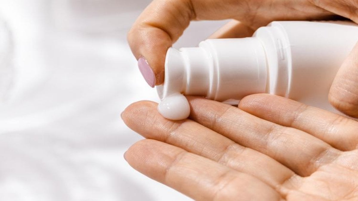 Nemlendiriciniz neden işe yaramıyor? Cildinizi gün boyu nemli tutacak o basit 3 dakika kuralı