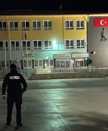 Okulda çıplak dolaşan bekçiye soruşturma