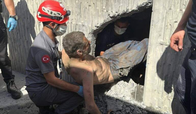 Beyoğlu’ndaki bir tünelde günlerce mahsur kalan kişi kurtarıldı