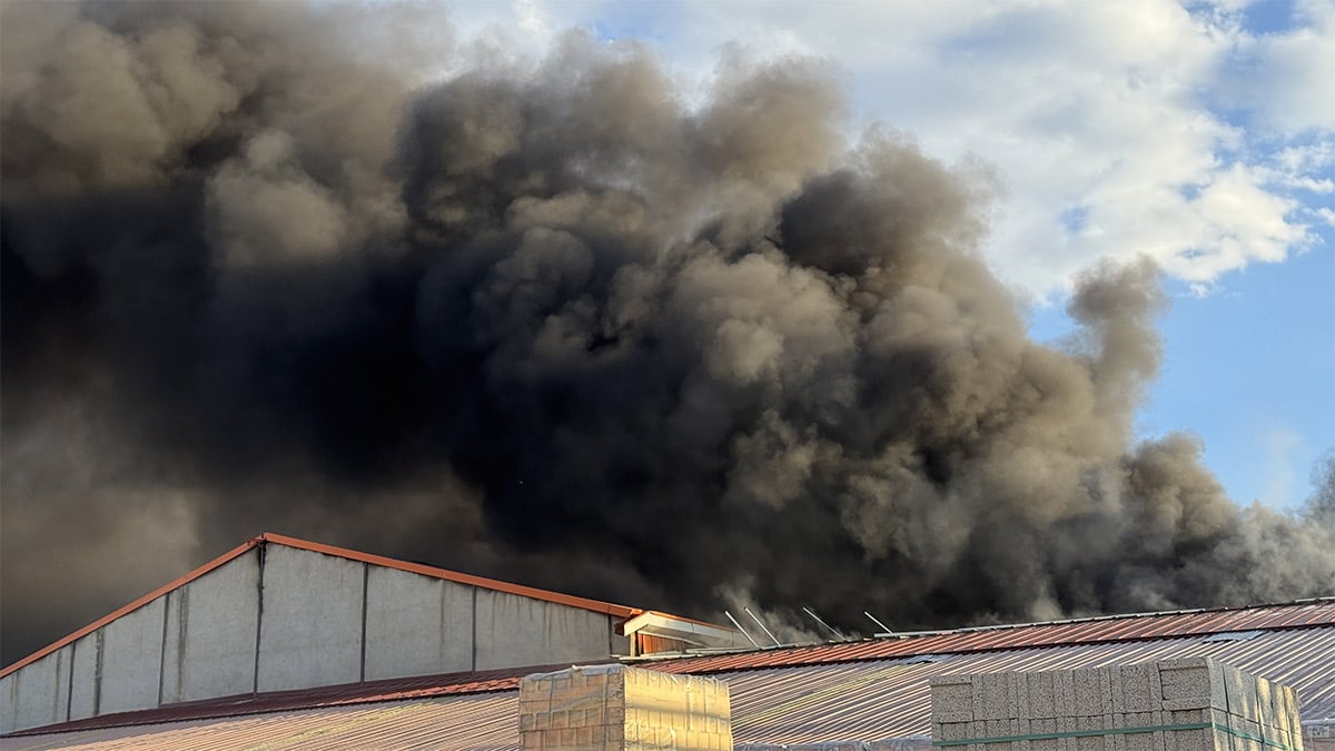 Erzurum’da boya üretim tesisinde yangın! Müdahale sürüyor