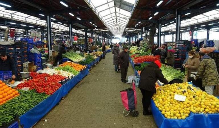 Mecidiyeköy semt pazarında vatandaşlar isyan etti: Patates olmasa aç kalırdık