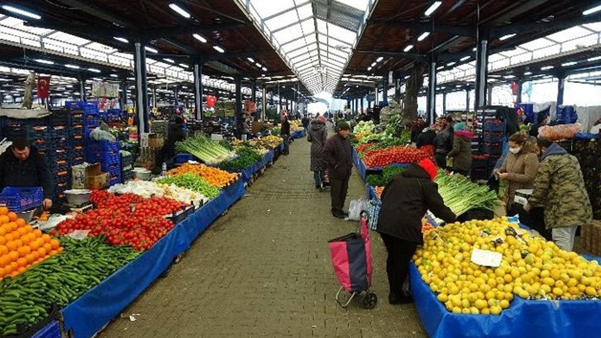 Mecidiyeköy semt pazarında vatandaşlar isyan etti: Patates olmasa aç kalırdık