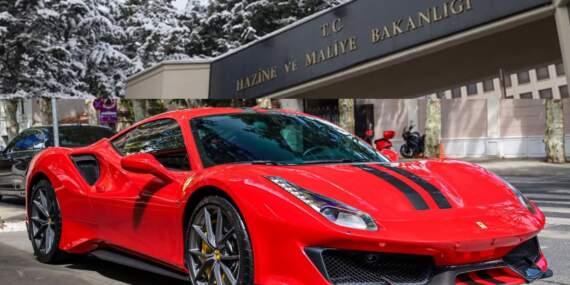 Türkiye’deki vergisiz ‘T’ plakalı Ferrari’lerin sırrı ortaya çıktı: Maliye düğmeye bastı