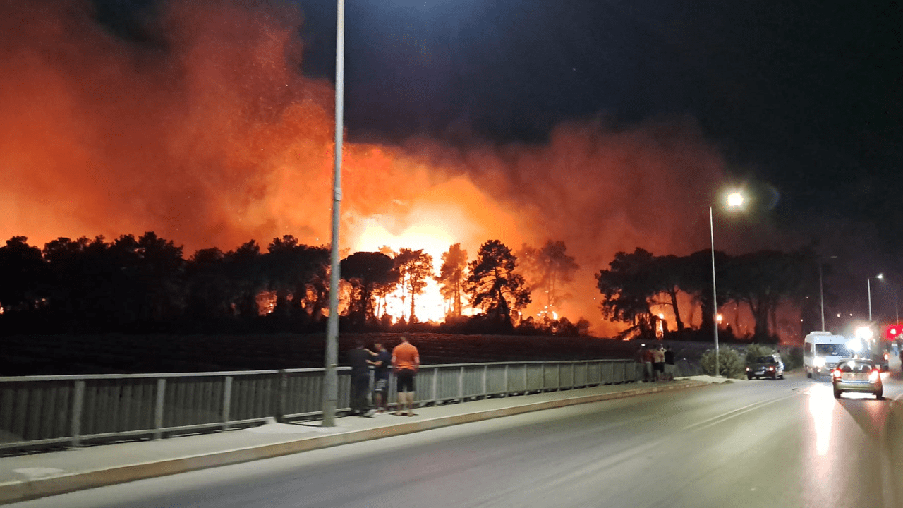 Antalya’daki Orman Yangını Yayılıyor! 2 Otel Tahliye Edildi