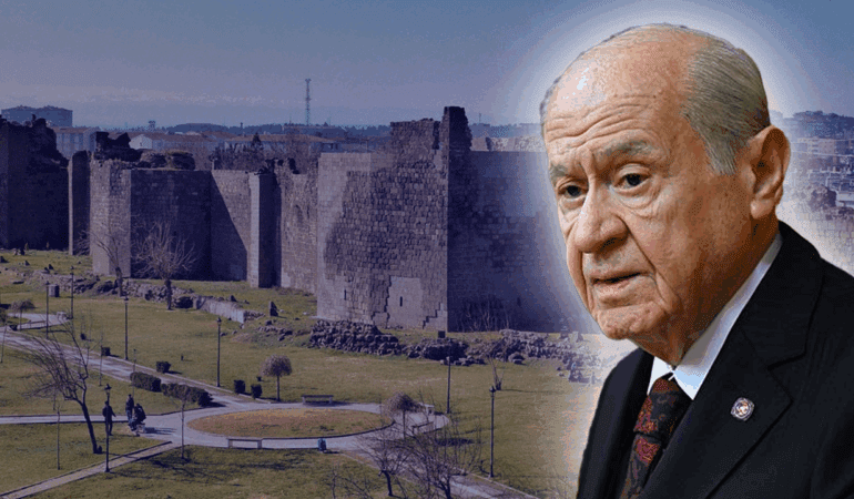 Bahçeli’ye 4 Kelimelik Büyük Sürpriz! Diyarbakır Surlarına Asıldı