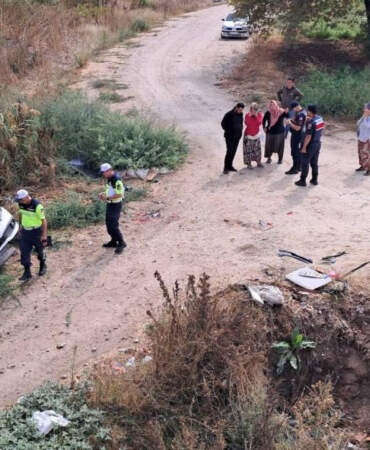 Balıkesir’de Otomobil Dere Kenarına Uçtu: 2 Yaralı