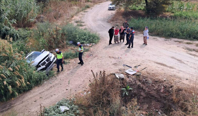 Balıkesir’de Otomobil Dere Kenarına Uçtu: 2 Yaralı