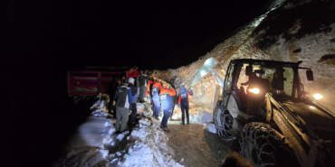 Çamlıhemşin’de Çığ: 15 Kişinin Bulunduğu Kamyonet Uçurum Kenarında Asılı Kaldı