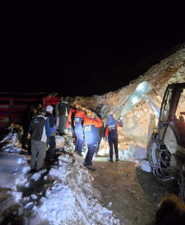 Çamlıhemşin’de Çığ: 15 Kişinin Bulunduğu Kamyonet Uçurum Kenarında Asılı Kaldı