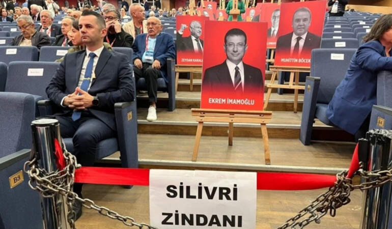 CHP Kurultayında Semboller Konuştu! İşte Dikkat Çeken Kareler