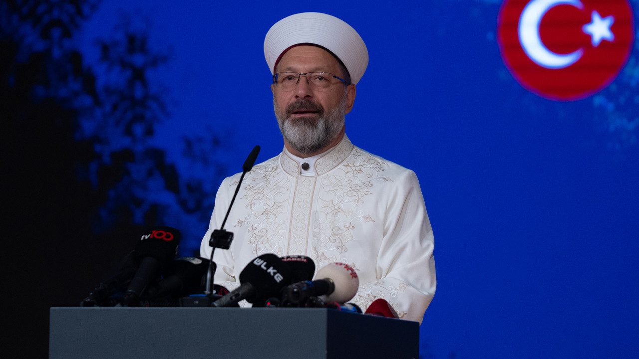 Diyanet’te Devir Teslim! Tartışmalı 8 Yıllık Dönem Bitti… Ali Erbaş’tan ‘Kınayanın Kınamasına Aldırmadan’ Veda