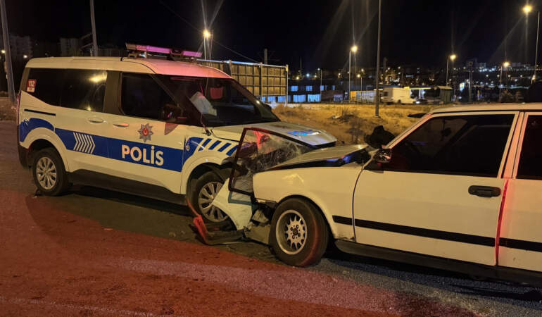 ‘Dur’ İhtarına Uymadı, Polis Aracına Çarptı! 3 Yaralı