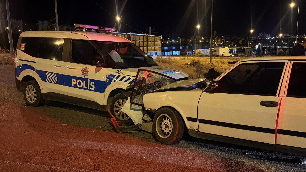‘Dur’ İhtarına Uymadı, Polis Aracına Çarptı! 3 Yaralı