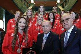 Cumhurbaşkanı Erdoğan, Filenin Sultanları’nı Ağırladı: Eda Erdem’den Sürpriz Hediye