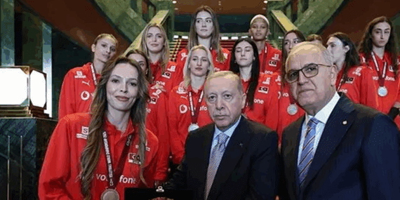 Cumhurbaşkanı Erdoğan, Filenin Sultanları’nı Ağırladı: Eda Erdem’den Sürpriz Hediye