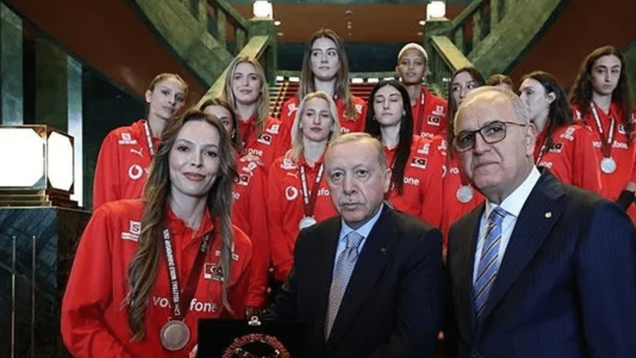 Cumhurbaşkanı Erdoğan, Filenin Sultanları’nı Ağırladı: Eda Erdem’den Sürpriz Hediye