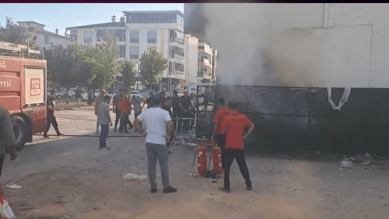 Elazığ’da Market Deposunda Yangın Paniği! Büyümeden Söndürüldü