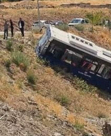 Elazığ’da Otobüs Şarampole Yuvarlandı
