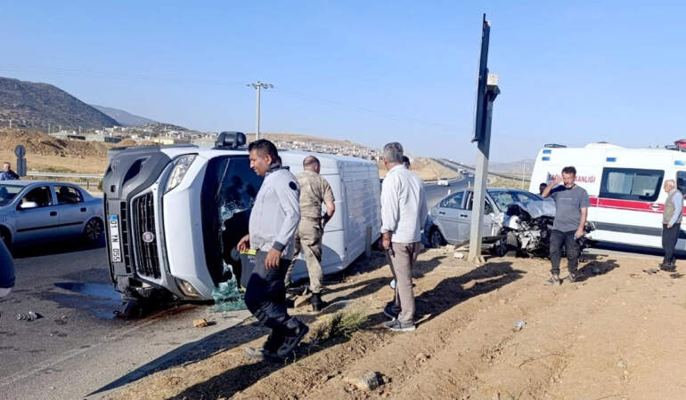 Gaziantep’te Otomobil ile Minibüs Çarpıştı! 6 Kişi Yaralandı